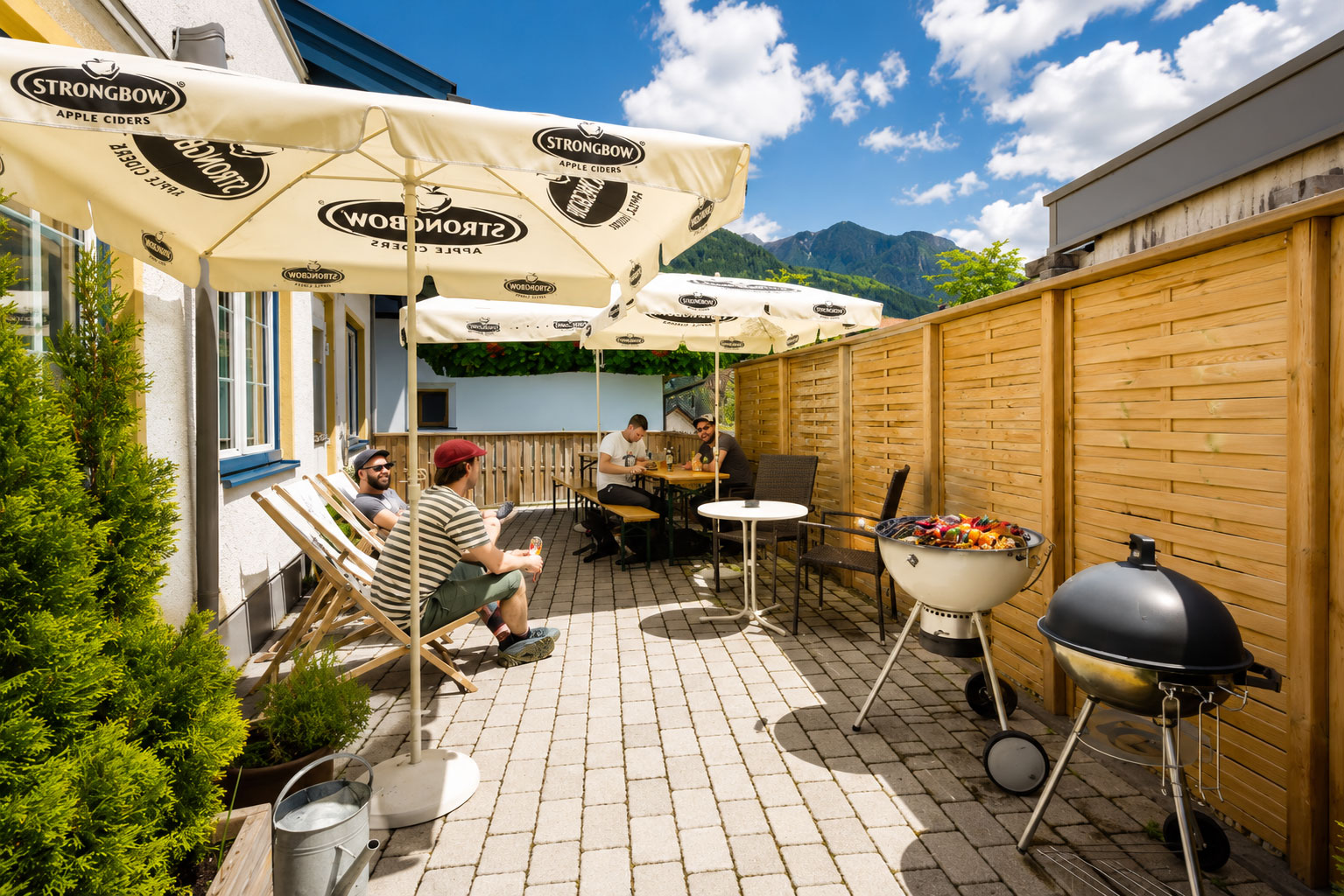Terrasse und Außenbereich im Rutsche Hostel
