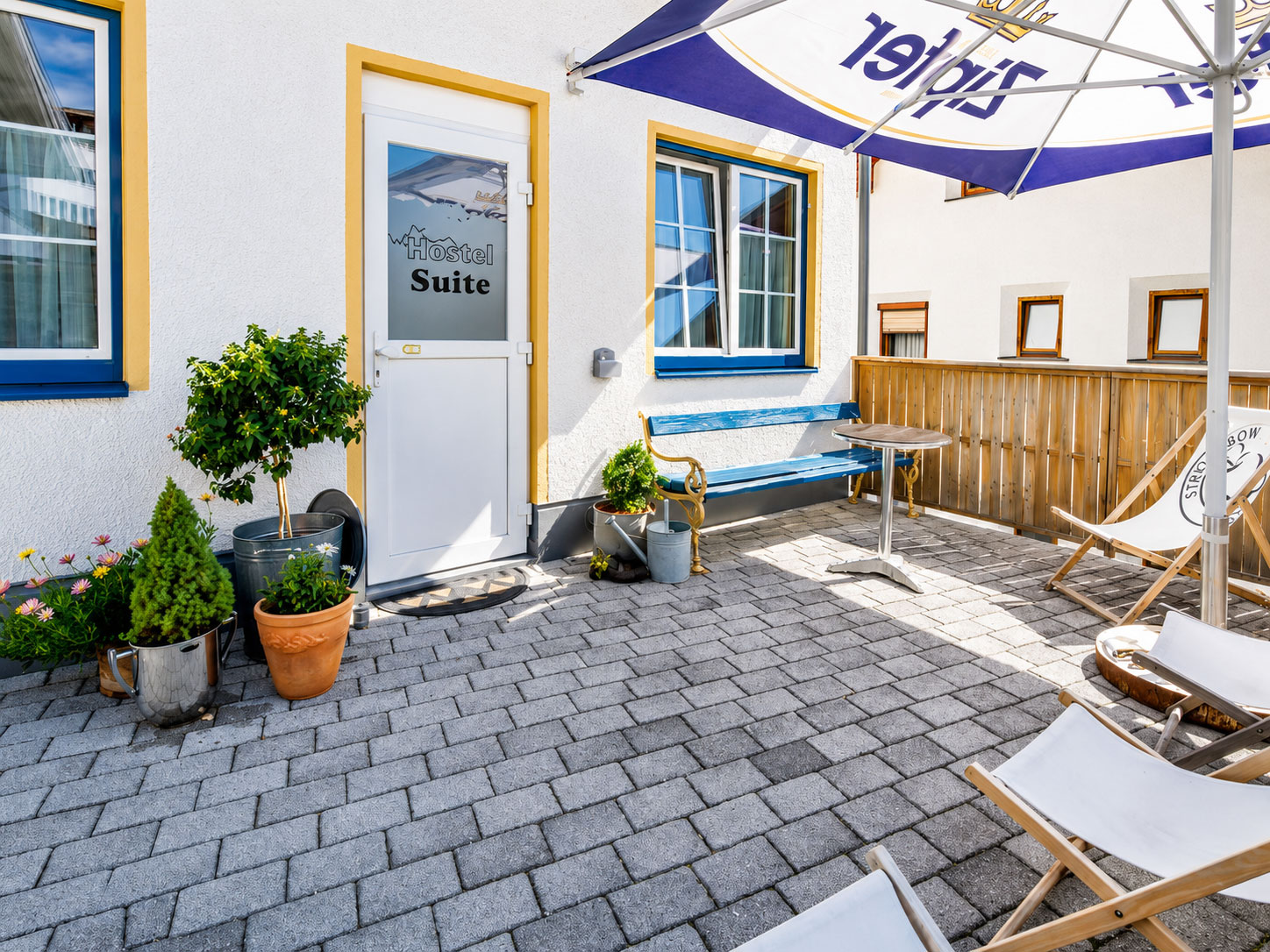 Terrasse und Außenbereich im Rutsche Hostel
